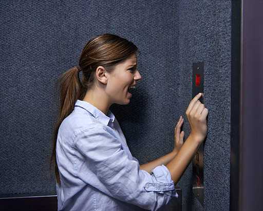 استخدم زر التنبيه أو الجرس أو التليفون الداخلي في حالة التوقف المفاجئ للمصعد